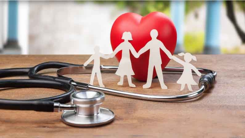 Health Insurance: కరోనా మహమ్మారి కారణంగా క్లెయిమ్‌లు పెరిగిపోతున్న నేపథ్యంలో ఆరోగ్య బీమా రంగంలోని కంపెనీలు ప్రీమియంలు పెంచే ఆలోచనలో ఉన్నట్లు తెలుస్తోంది. కరోనా కేసులు పెరుగుదల శాతాన్ని అరికట్టేకపోతే ప్రీమియంలు 20 శాతం వరకు పెంచాల్సి వస్తుందని కంపెనీ ప్రతినిధులు అంటున్నారు.