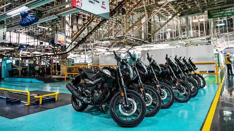 Hero MotoCorp: దేశంలో కోవిడ్‌ తెస్తున్న తంటాలు అన్నీ ఇన్నీ కావు. గత ఏడాది తీవ్ర స్థాయిలో విజృంభించిన తర్వాత కేసుల సంఖ్య తగ్గుముఖం పట్టగా, మూతపడిన వివిధ రంగాలు తెరుచుకున్నాయి. మళ్లీ కరోనా సెకండ్‌ వేవ్‌ మొదలు కావడంతో తీవ్ర స్థాయిలో కేసులు పెరిగిపోతున్నాయి. ఈ నేపథ్యంలో మళ్లీ పలు రంగాలు మూతపడే అవకాశాలు కనిపిస్తున్నాయి. 