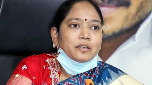 AP Home Minister : కర్నూలు జిల్లా హత్యలు వ్యక్తి గత కక్షల వల్లే జరిగాయని ఆ ప్రాంత ప్రజలే చెపుతున్నారు : హోంమంత్రి సుచరిత