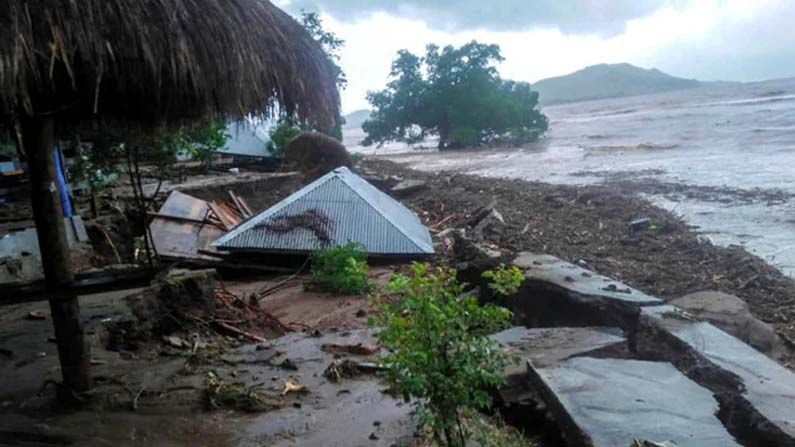 Indonesia Floods: ఇండోనేషియాను వణికిస్తున్న వరదలు.. 87కి పెరిగిన మృతుల సంఖ్య..