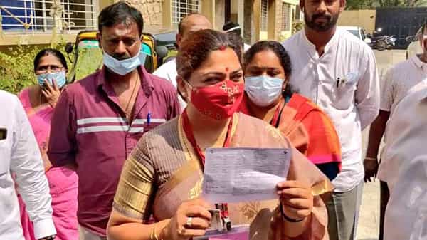 Khushbu Sundar: డీఎంకే పార్టీ ఓటర్లకు డబ్బులు పంచిపెడుతోంది.. ఎన్నికల సంఘానికి ఫిర్యాదు చేసిన ఖుష్బూ
