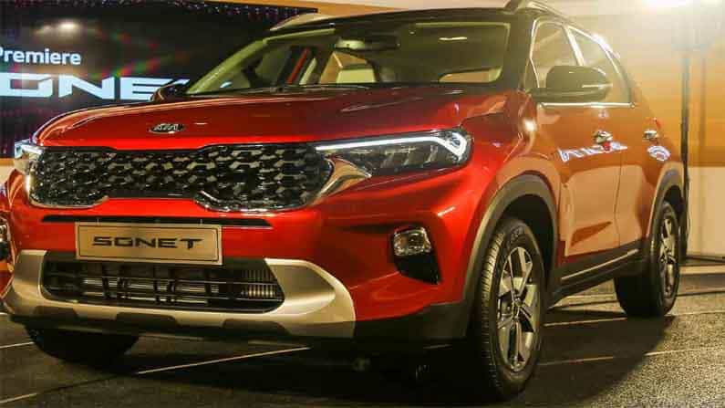 Kia Sonet Car: ప్రముఖ కార్ల తయరీ కంపెనీ కియా మోటార్స్ తన మూడో మోడల్ కియా సొనెట్ కారు ఎస్యూఐవీ సెగ్మెంట్లో సంచలనం సృష్టిస్తోంది. కియా సొనెట్ టాప్ మోడల్ ఎస్యూవీలతో సమానంగా సేల్స్ సాధిస్తోంది. కియా సోనెట్ కారులో ఫోర్ సిలిండర్ ఇంజన్, ఫైవ్ ట్రాన్స్ మిషన్ స్పీడ్ వంటి ఫీచర్లు ఉన్నాయి.