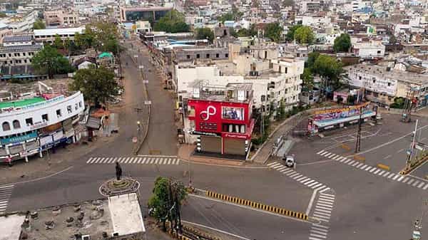 Corona In Maharashtra: కరోనా నేపథ్యంలో మహారాష్ట్ర ప్రభుత్వం కీలక నిర్ణయం.. పాక్షికంగా లాక్డౌన్..