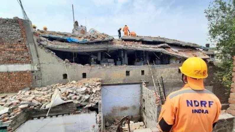 లూధియానాలోని డాబా రోడ్డులోని బాబా ముకుంద్ సింగ్ నగర్ వద్ద ఫ్యాక్టరీ భవనం కూలిపోవడంతో చిక్కుకున్న కార్మికులను రక్షించడానికి రెస్క్యూ బృందాలు పనిచేస్తున్నాయి.