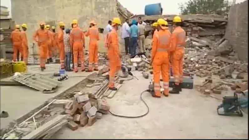 ఘటనాస్థలానికి చేరుకున్న ఎన్డీఆర్ఎఫ్, ఎస్డీఆర్ఎఫ్, పోలీసు, జిల్లా యంత్రాంగం రెస్క్యూ ఆపరేషన్ కొనసాగిస్తున్నాయి.