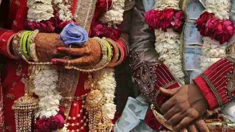 Marriage: కోవిడ్ ఆసుపత్రే కల్యాణ మండపం..కరోనా పేషెంట్స్ అంతా బంధువర్గం.. వైద్య సిబ్బంది పెళ్లి పెద్దలు.. ఓ వధువు పెళ్లి!