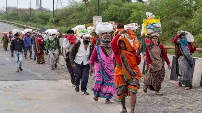 Migrant workers: మళ్లీ మొదలైన వలస కూలీల కష్టాలు.. ముల్లెమూట సర్దుకుని స్వస్థలాలకు పయనమవుతున్న వలస జీవులు