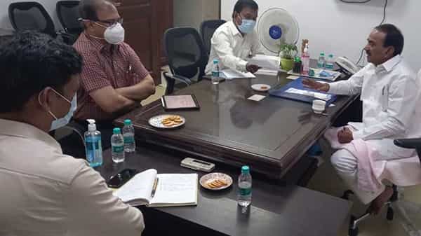 కరోనాపై మరికొన్ని రోజులు అప్రమత్తత అవసరం..! వైద్యాధికారుల సమీక్షలో మంత్రి ఈటల..