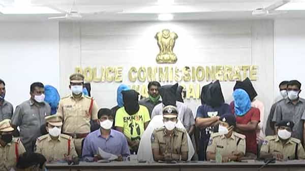ఆన్లైన్ గిఫ్ట్స్ పేరుతో అమాయకులకు టోకరా.. అడ్డంగా బుక్కైన ముఠా.. పట్టుబడ్డ వారంతా 35 ఏళ్లలోపే..!