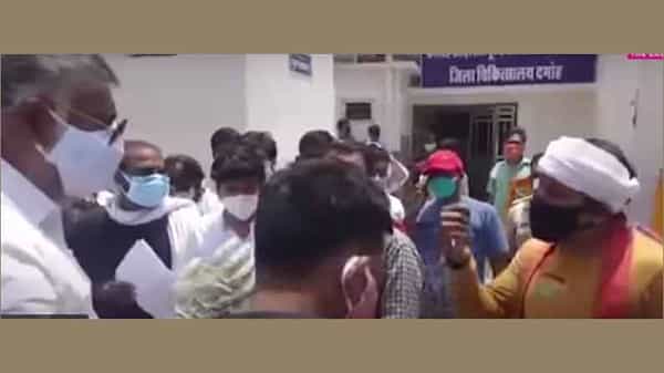 ఆపుతావా.. రెండు చెంపదెబ్బలు కొట్టాలా? తన తల్లికి ఆక్సిజన్ కావాలని అడిగిన వ్యక్తితో కేంద్ర మంత్రి ప్రహ్లాద్ పటేల్!