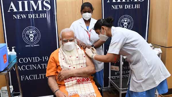 Narendra Modi: కరోనా వ్యాక్సిన్ రెండో డోసు తీసుకున్న ప్రధాని నరేంద్ర మోదీ.. ఆ తర్వాత ఏమన్నారంటే..?