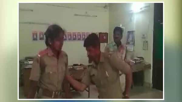 పోలీస్ స్టేషన్లో గబ్బర్ సింగ్..! లేడీ పోలీసుతో నాగిన్ డాన్స్..! సోషల్ మీడియాలో రచ్చ..! ఆ తర్వాత ఏం జరిగిందంటే..!