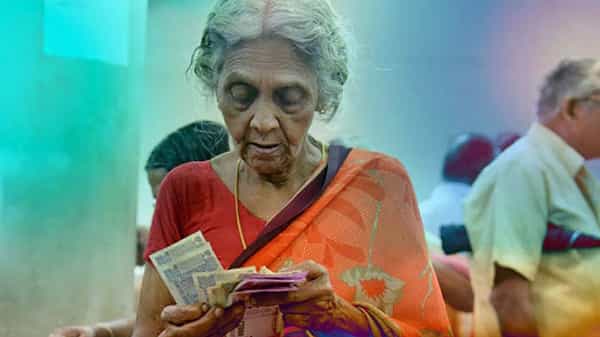 ప్రభుత్వ ఉద్యోగులు అలర్ట్.. పాత పెన్షన్ స్కీంకు అవకాశం కల్పించిన ప్రభుత్వం.. ఎవరెవరు అర్హులంటే..?