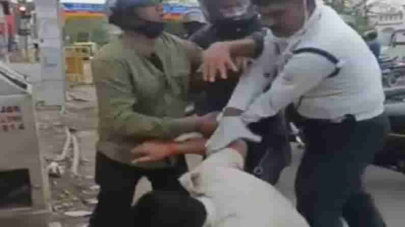 Viral News: పొట్టు, పొట్టు కొట్టుకున్న ఇద్దరు పోలీసులు.. రీజన్ ఎంత సిల్లీనో తెలుసా..?