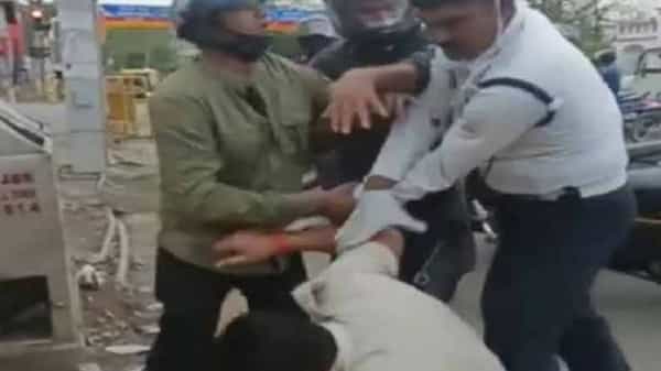 Viral News: పొట్టు, పొట్టు కొట్టుకున్న ఇద్దరు పోలీసులు.. రీజన్ ఎంత సిల్లీనో తెలుసా..?