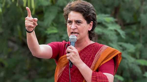 Priyanka Gandhi Vadra: కేంద్రం చేతగానితనంతోనే ఆక్సిజన్ సంక్షోభం.. మోదీ సర్కారుపై ప్రియాంక విసుర్లు