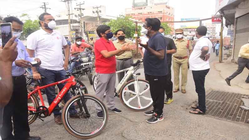 పనుల అలస్యం పట్ల మంత్రి అధికారులపై నిలదీశారు. నెలల తరబడి పనులు కొనసాగింపు కుదరదని పనుల్లో వేగం పెంచాలని ఆదేశించారు. 