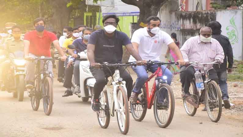 ఖమ్మం నగరంలో జరుగుతున్న పలు అభివృద్ధి పనులను స్వయంగా పరిశీలించేందుకు రవాణా శాఖ మంత్రి పువ్వాడ అజయ్ కుమార్ అధికారులతో కలిసి సైకిల్ పై పర్యటించారు. పెండింగ్ పనులను త్వరగా పూర్తి చేయాలని అధికారులను ఆదేశించారు.