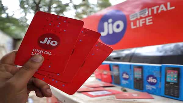 Reliance Jio: రిలయన్స్ జియో కీలక నిర్ణయం.. అతి తక్కువ ధరకే స్మార్ట్ ఫోన్లు.. జియో బిజినెస్ ఆఫర్