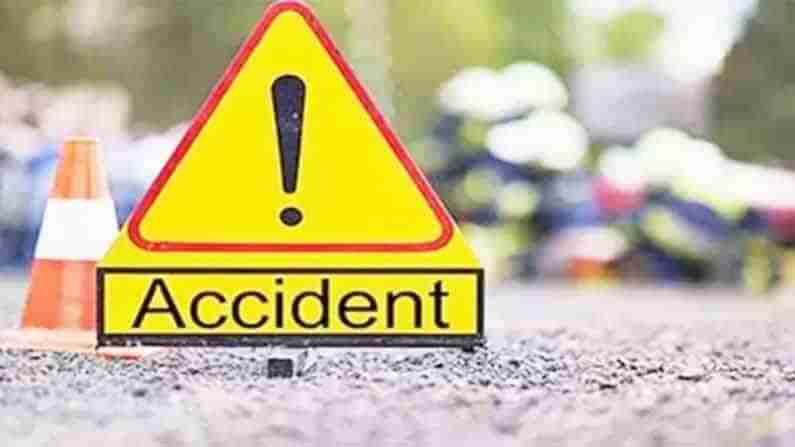 Road Accident: జాతీయ రహదారిపై ప్రైవేటు బస్సు బోల్తా.. 10 మందికి గాయాలు..