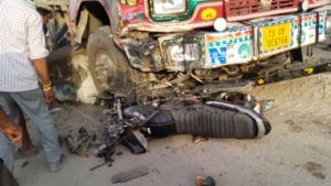 Road Accident: నల్లగొండలో ఘోర రోడ్డు ప్రమాదం.. సర్పంచ్ సహా భార్య, ఇద్దరు పిల్లలు దుర్మరణం..