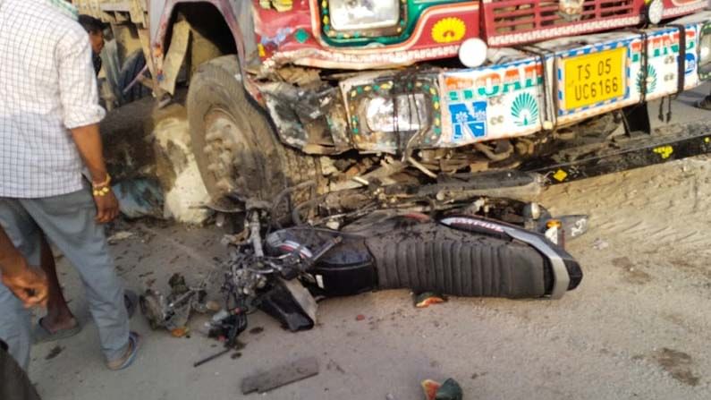 Road Accident: వనస్థలిపురంలో బైక్‌ను ఢీకొట్టిన టిప్పర్.. దంపతుల దుర్మరణం..