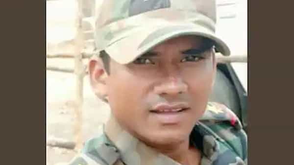 SI murdered by maoists: నెత్తురోడుతున్న దండకారణ్యం.. కిడ్నాప్ చేసిన ఎస్ఐను హత్య చేసిన మావోయిస్టులు