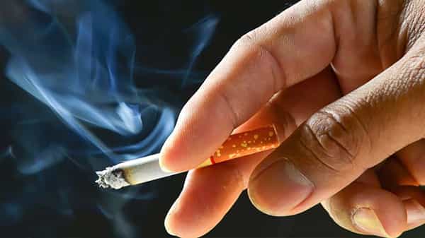 Smoking cigarette: పొగతాగడం అనారోగ్యానికే కాదు.. ప్రమాదాలకూ కారణం.. కావాలంటే ఈ లెక్కలే చూడండి..