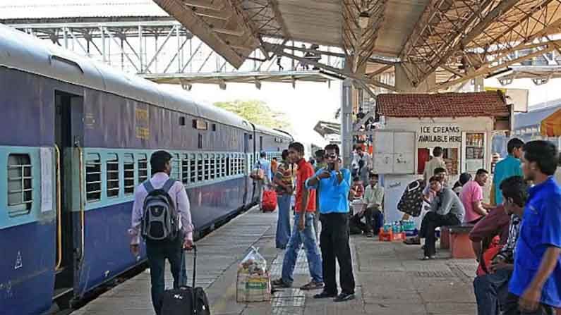 Railway platform: రైల్వే ప్లాట్‌ఫాం టికెట్ ధర ఎప్పుడు తగ్గుతుందో..? రూ.50 తోఇబ్బందులు పడుతున్న ప్రయాణికులు..
