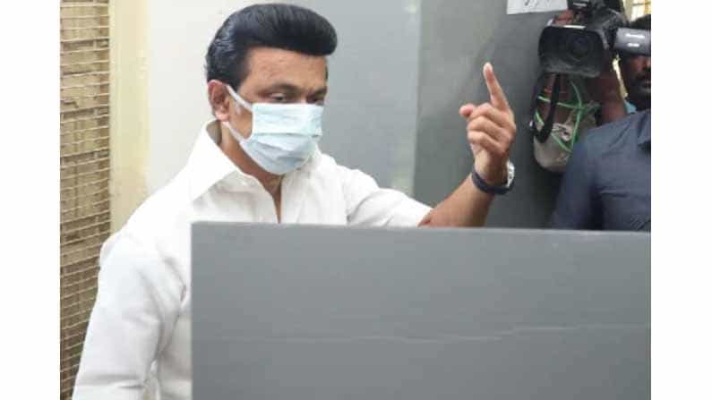 ఓటు హక్కు వినియోగించుకున్న డీఎంకే అధ్యక్షుడు స్టాలిన్