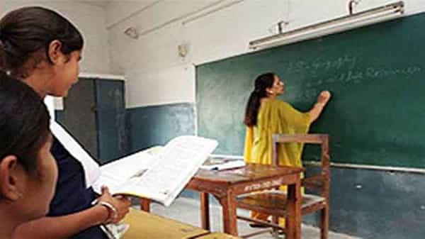 Telangana: తెలంగాణలోని ప్రైవేటు పాఠశాలల బోధన, బోధనేతర సిబ్బందికి గుడ్ న్యూస్.. ఖాతాలలోకి నేరుగా డబ్బు జమ