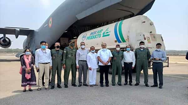 ప్రాణ వాయువు కొరత తీర్చేందుకు తెలంగాణ సర్కార్ ప్రయత్నాలు.. దేశంలోనే తొలిసారిగా యుద్ధ విమానాల్లో రాష్ట్రానికి ఆక్సిజన్