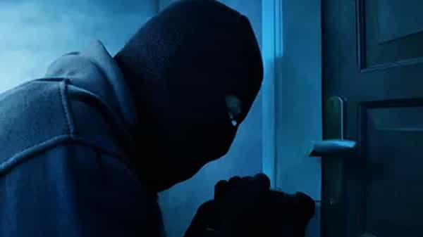 Telangana Crime News: పక్కింటికే కన్నం వేసిన పోకిరి.. ఎలా చిక్కాడంటే..?