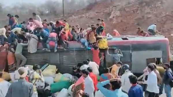 Bus Accident: వలస కూలీలతో వెళుతున్న బస్సు బోల్తా... ముగ్గురు మృతి, పలువురికి గాయాలు.. 8 మంది పరిస్థితి విషమం