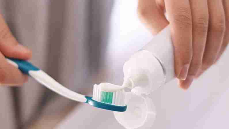 Side Effects of Toothpaste: మనం పళ్ళను శుభ్రపరచుకోవడానికి వాడే టూత్ పేస్ట్ ఎన్ని రోగాలను తెస్తుందో తెలుసా..!