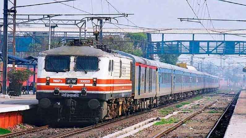 Indian Railways: తాము వెళ్లే రైలు కాదని.. కిందకు దూకిన ప్రయాణికులు.. ఒకరు దుర్మరణం..