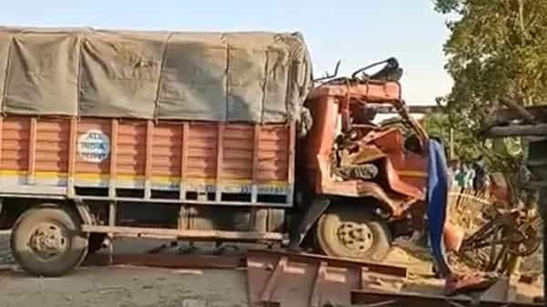 Uttar Pradesh:ఘోర ప్రమాదం.. వాహనాలపైకి దూసుకెళ్లిన రైలు.. ఐదుగురు మృతి..