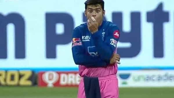 IPL 2021: అంపైర్ వార్నింగ్తో బౌలింగ్ ఛేంజ్..! ఆఫ్ స్పిన్ వదిలేసి ఇదేం బౌలింగ్ బాసు..?