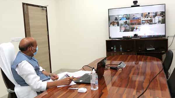 కరోనా విపత్కర పరిస్థితుల్లో దేశ ప్రజలకు అండగా ఉందాం.. భారత సైన్యం సహకరించాలని రాజ్నాథ్ సింగ్ పిలుపు