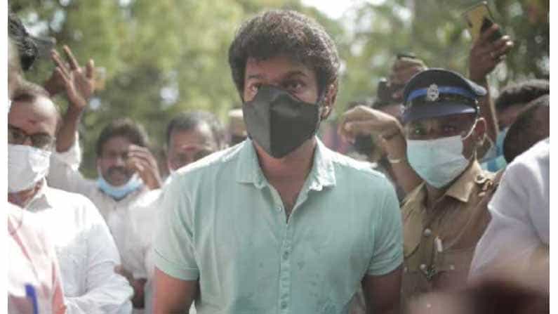 ఓటుహక్కు వినియోగించుకున్న హీరో విజయ్