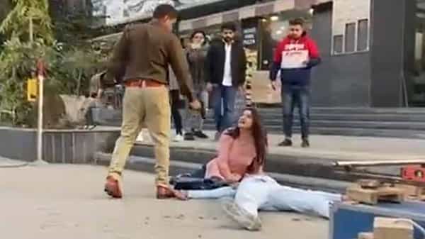 Viral Video: నడిరోడ్డుపై భార్యాభర్తలను కాల్చేసిన పోలీస్ ఆఫీసర్.. ఇంతకీ ఏం జరిగిందంటే.. వివరణ ఇచ్చిన అధికారి..