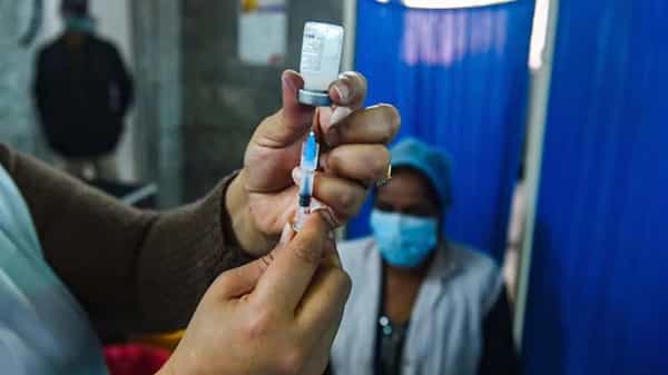 Covid-19 Vaccine: వామ్మో.. ఫోన్ మాట్లాడుతూ.. ఒకేసారి రెండు కరోనా వ్యాక్సిన్లు వేసిన నర్సు.. ఎక్కడంటే?
