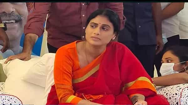 YS Sharmila Deeksha: దీక్ష భగ్నానికి పోలీసుల ప్రయత్నం.. వైఎస్ షర్మిల దీక్షతో లోటస్పాండ్లో హైటెన్షన్..