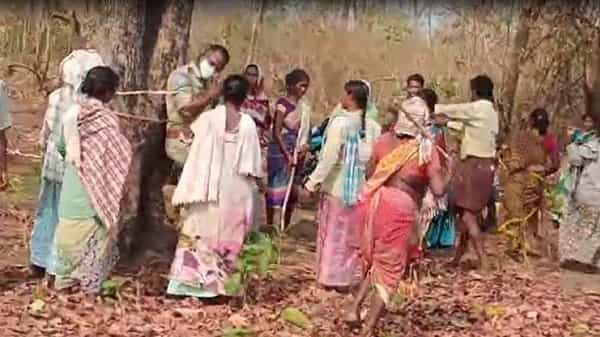 Tribal Women : అడవి బిడ్డల ఆగ్రహావేశాలు..పోలీసులను చెట్టుకు కట్టేసి కొట్టిన గిరిజన మహిళలు..