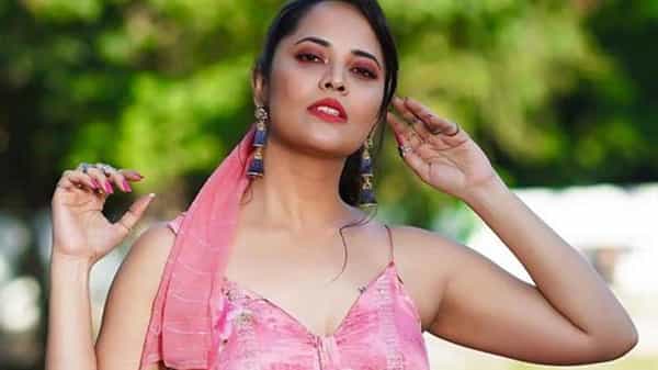 Anasuya Bharadwaj : మీకు పెళ్లి అయ్యింది కదా అందుకే ప్రపోజ్ చేయలేదు.. అనసూయ వీడియోపై నెటిజన్ల కొంటె కామెంట్లు..