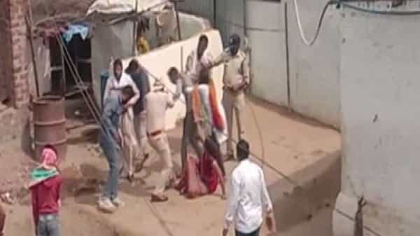 Covid-19 patient: మధ్యప్రదేశ్లో అమానుషం.. కరోనా బాధితుడిని చితకబాదిన పోలీసులు.. వీడియో..