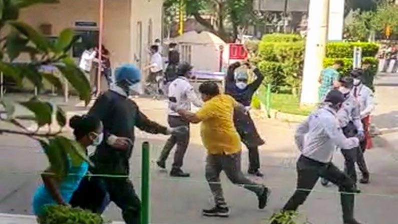 ఢిల్లీ ఆసుపత్రిలో ఐసీయూ బెడ్ లభించక మహిళా రోగి మృతి, డాక్టర్లు, నర్సులపై బంధువుల దాడి