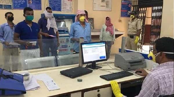 Bank Timings: బ్యాంకు పనివేళలపై కరోనా ప్రభావం.. రోజు కేవలం నాలుగు గంటలు మాత్రమే.. మే 15 వరకు..