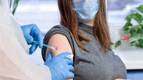 Corona Vaccine: మహిళలు పీరియడ్స్ సమయంలో వ్యాక్సిన్ తీసుకోవచ్చా ? నిపుణులు ఏం చెబుతున్నారంటే..