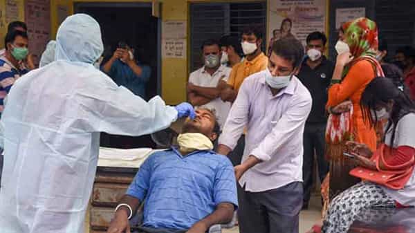 Telangana corona: తెలంగాణలో విజృంభిస్తున్న కరోనా.. రెండు వేలకు చేరువలో పాజిటివ్ కేసులు..